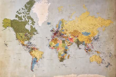 Mapa múndi com alfinetes marcando presença em diferentes regiões