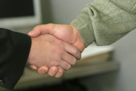 Aperto de mão selando um acordo de confiança